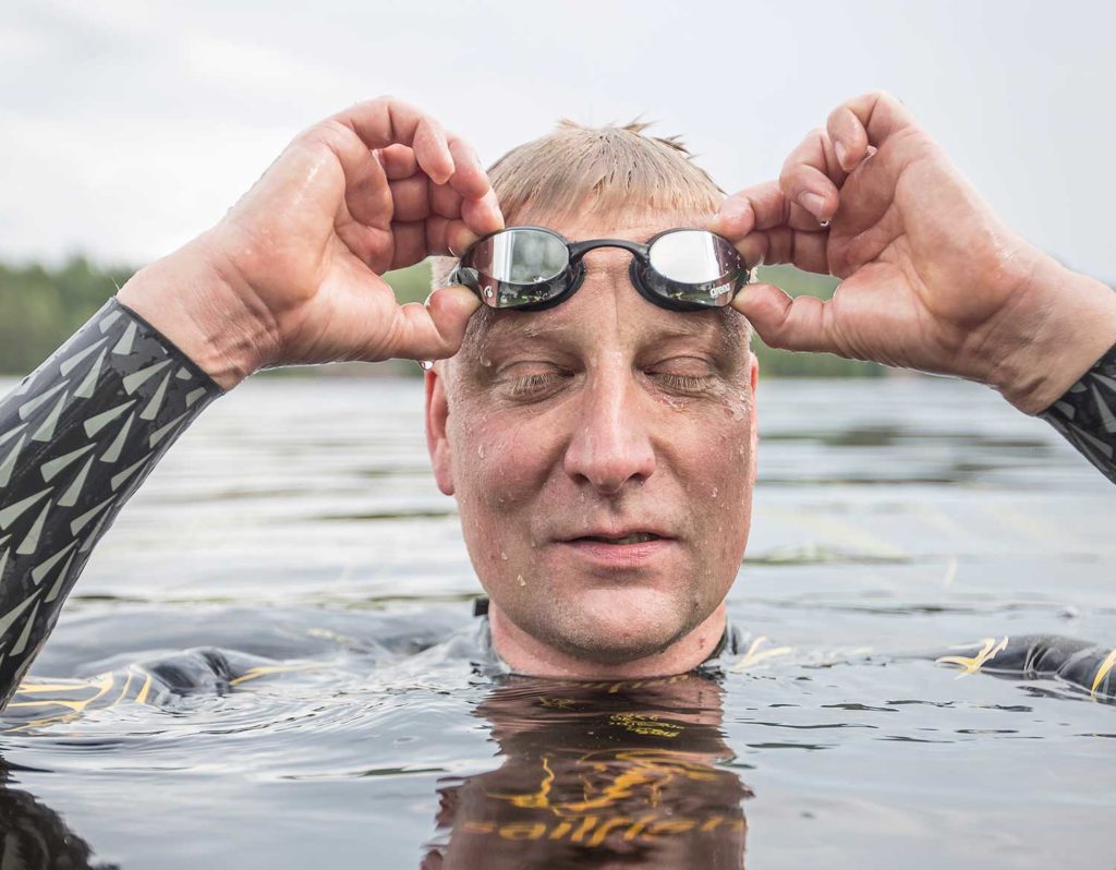 Janne Hinkkanen nousee vedestä
