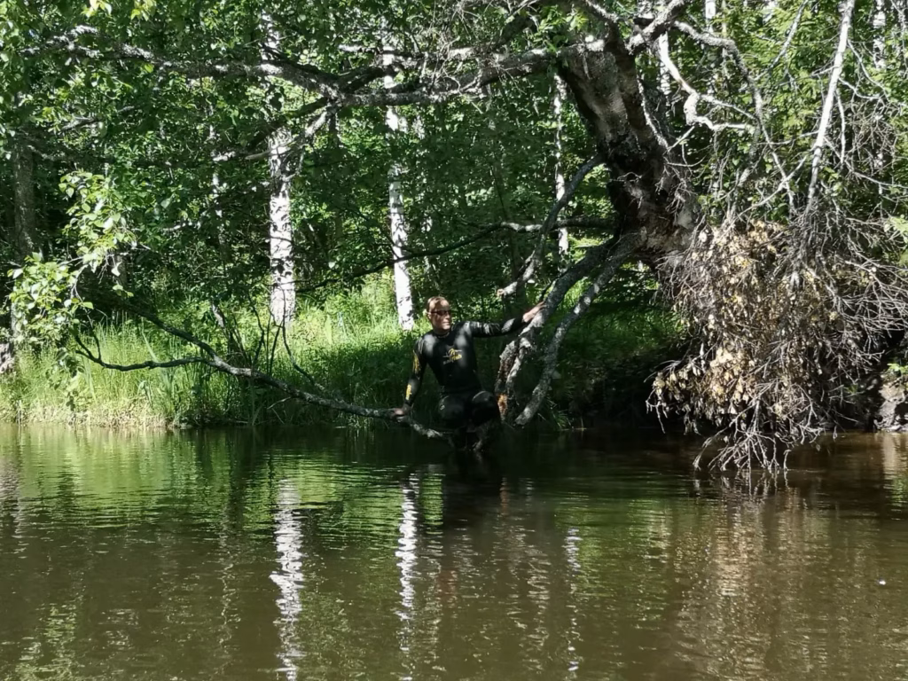 Seikkailu-uimari Janne Hinkkanen istuu puun oksalla