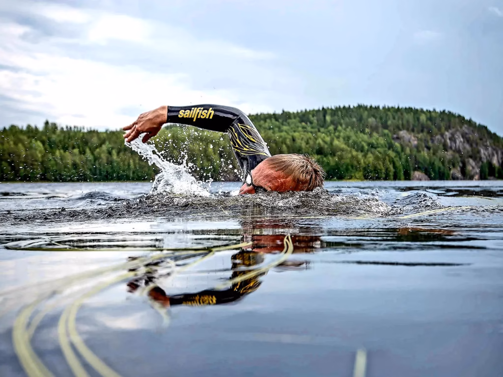 Janne uimassa Kuontausjärvellä