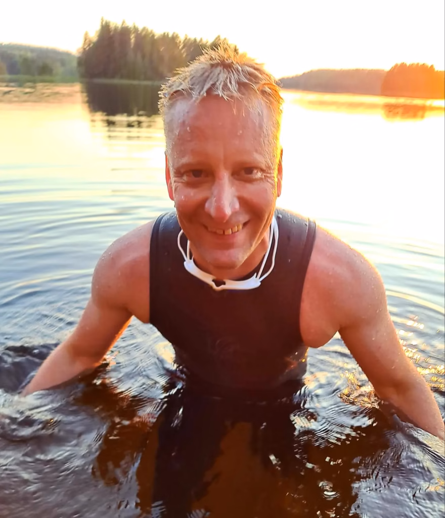 Janne Hinkkanen nousee vedestä mökkijärvellä
