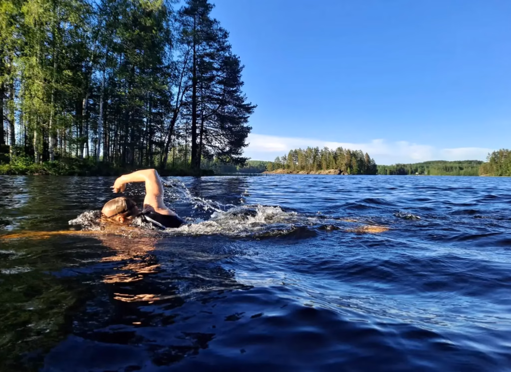 Uimari suomalaisella järvellä kesäpäivänä