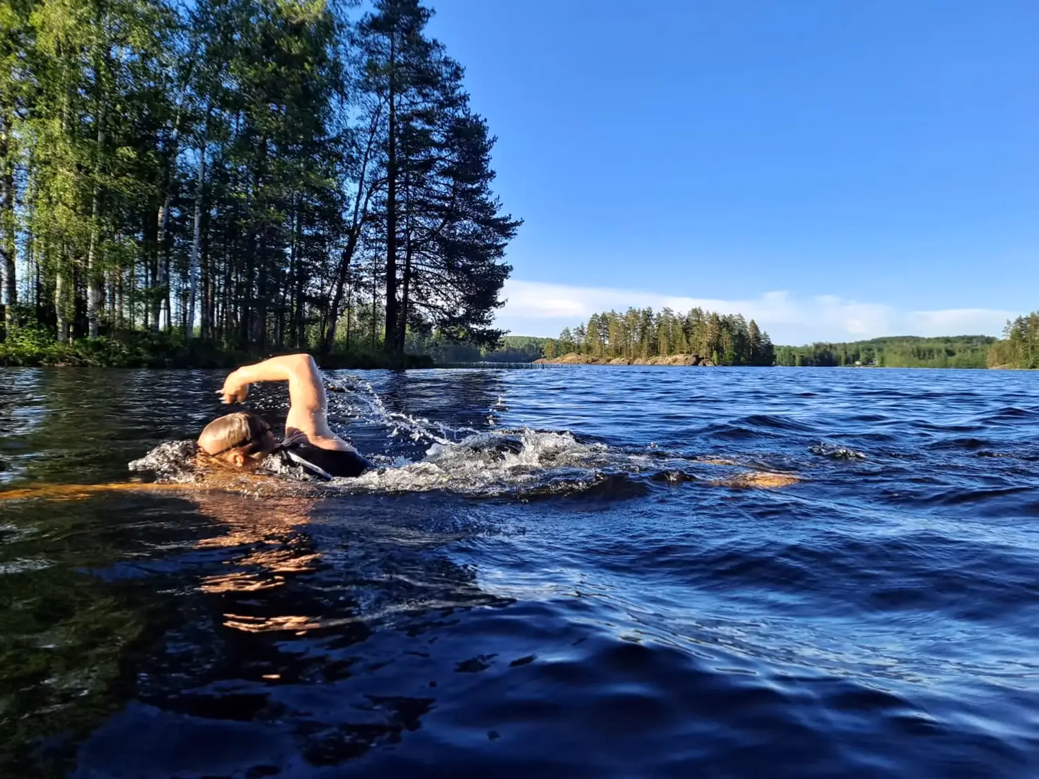 Uimari suomalaisella järvellä kesäpäivänä