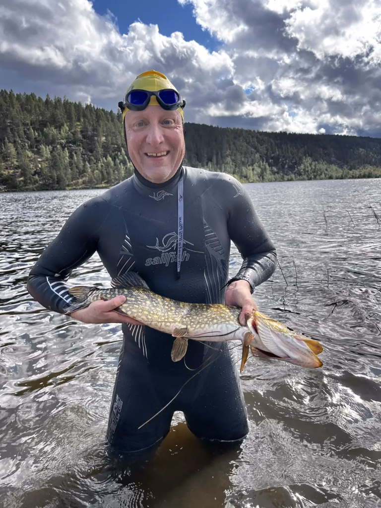 Janne on kalastunut uimalla ison hauen